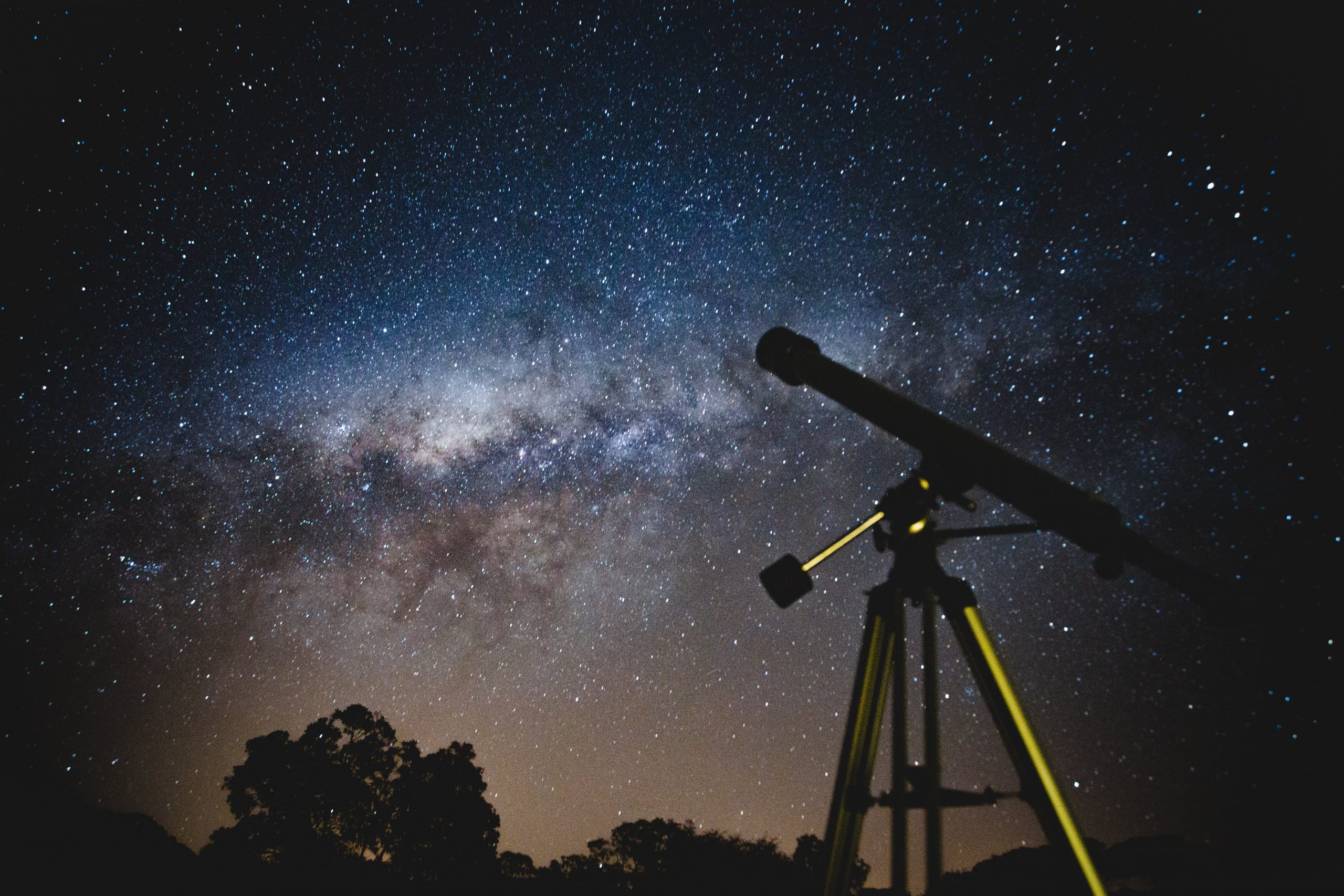Photo de Lucas Pezeta: https://www.pexels.com/fr-fr/photo/telescope-noir-sous-blue-et-blacksky-2034892/